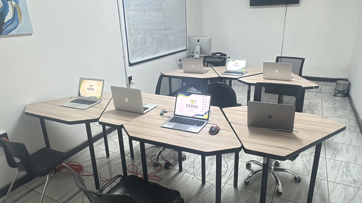 Aula del CEEES equipada con laptops