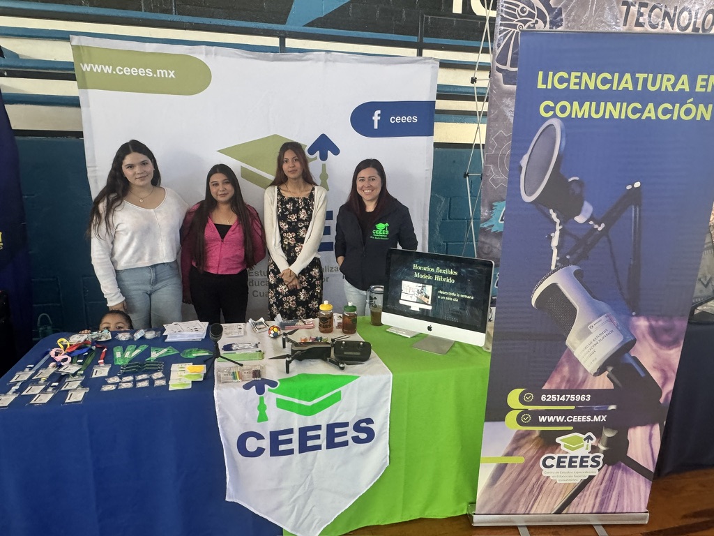 Stand informativo del CEEES para la Licenciatura en Comunicación
